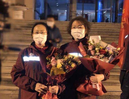 市委书记谭作钧代表市委、市政府,代表全市人民向平安凯旋的英雄们致敬
