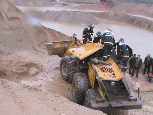 铲车翻落司机被困消防9分钟破拆营救