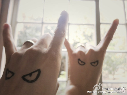怪兽与女友晒戒指