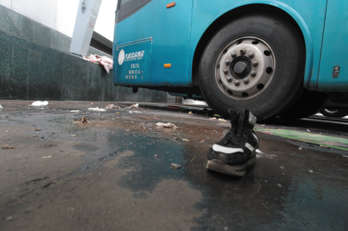 快轨站客车停车场成公厕屎尿遍地