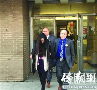 15日,华裔母亲李琳(音译)被押出纽约市警局72分局,送往法庭受审。