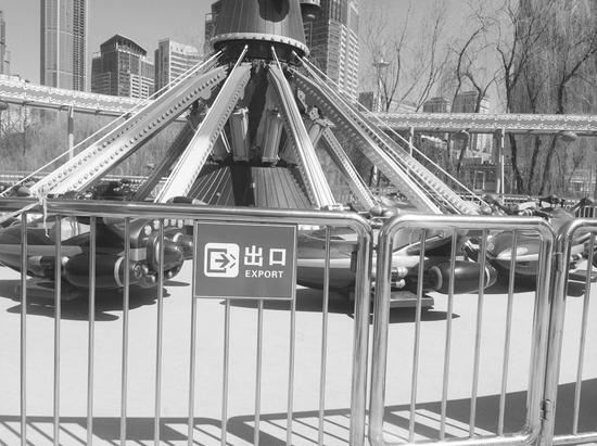 大连一英语老师点出20余处公共场所翻译错误