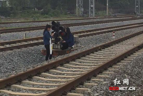  女生铁道 旁一字马 自拍  被带离后列车呼啸而过