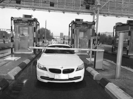 两人喝两斤白酒 醉驾强行闯卡_新浪大连_新浪网