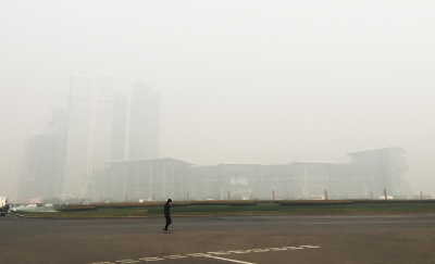 一位市民走在星海广场,身后的建筑几乎看不见。