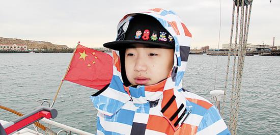 年仅11岁的刘博铖将随团队一起驾驶帆船环中国海。