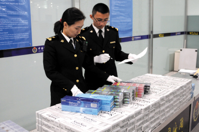 大连机场海关查获超量香烟入境案 3人带烟近1