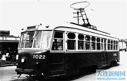 1951年10月1日,旅大市交通公司电车工厂自行设计制造的我国第一辆有轨电车1000型“成功”号。