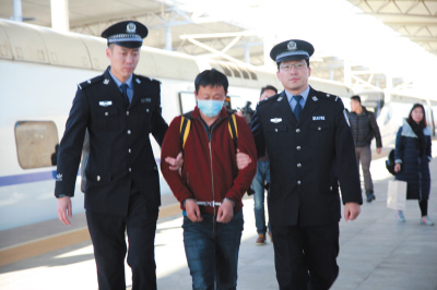 周某被警方从车站带回。