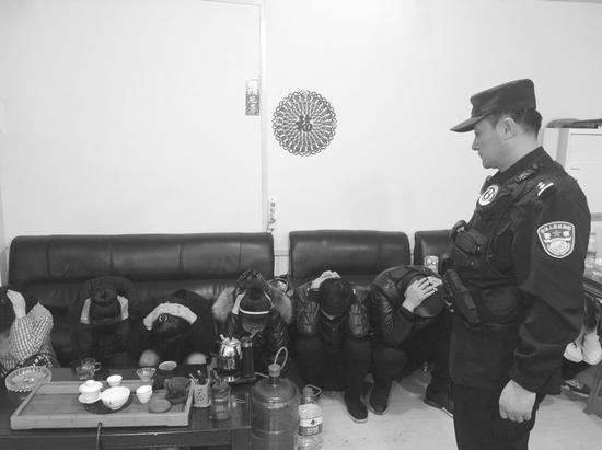 现场发现毒品及吸毒用具及对讲机、赌博用具等若干。警方供图
