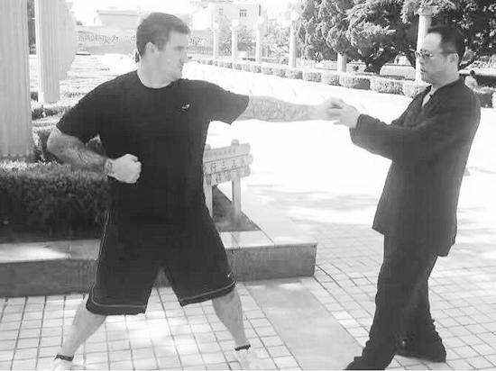 许锐与美国武术爱好者切磋武艺。 (图片由受访者提供)
