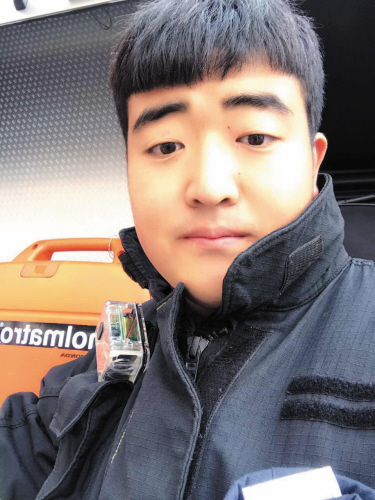 消防员李运蓬不仅帅气十足,而且还有颗善良的心。