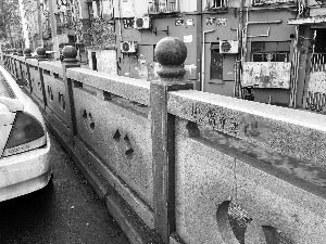 一条路上,墙上、栏杆上、桥上都被涂鸦,足足有几十处