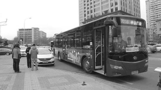 儿童医院附近,私家车撞上公交车,占道未撤。