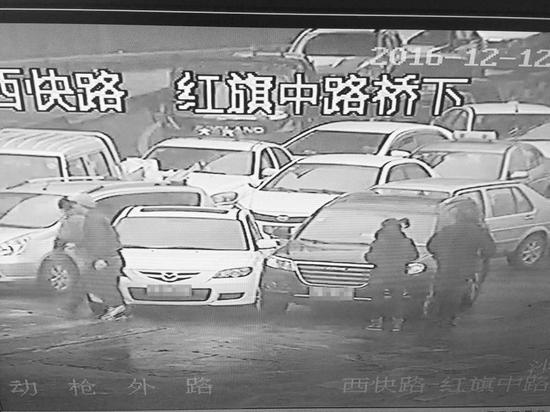 两车司机通过交警微信平台远程定责。