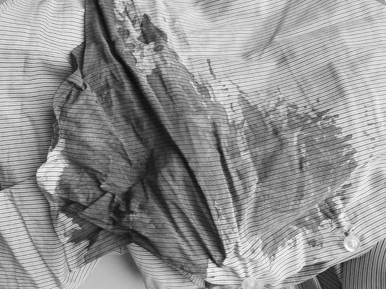王先生的衣服上留有大量血迹。受访者供图