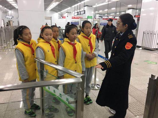 小学生走进地铁站体验地铁站务员