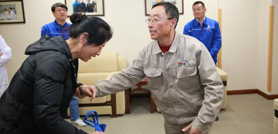 40万元善款交予女孩的母亲,帮助她接受骨髓移植治疗。