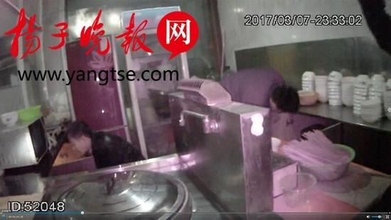 警方店内搜查罂粟粉。