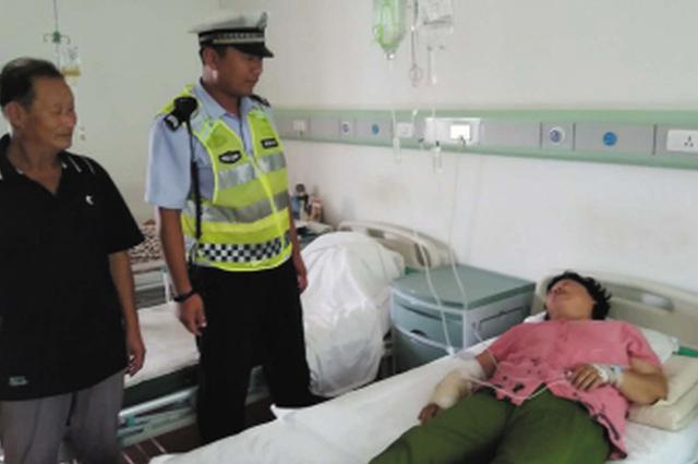 老人躺到病床上后,交警艾鑫才离开医院。