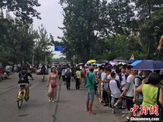 排队等待进入学校参观的游客。