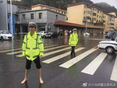 交警光脚水中指挥 市民感动送温暖