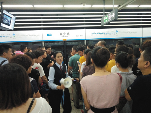 暴雨袭城 大连市地铁站全力保证市民出行