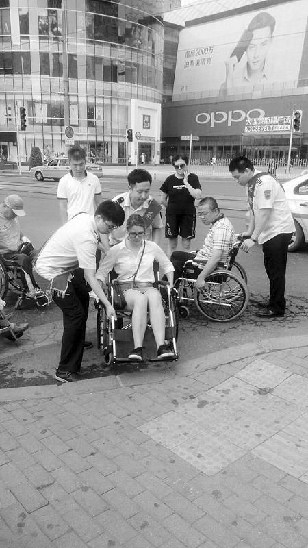 大连举行“轮椅1小时残健共融活动” 50位市民体验坐轮椅出行