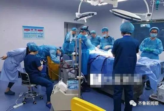 银丰研究院和齐鲁医院的专家正在为展文莲进行人体低温保存操作 银丰研究院供图
