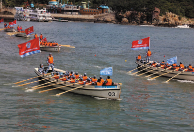 142名海军官兵摇桨驾舟横渡渤海海峡。
