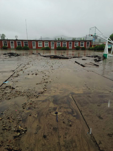 大连庄河某小学的塑胶跑道被大雨毁坏 资金缺口大难以解决