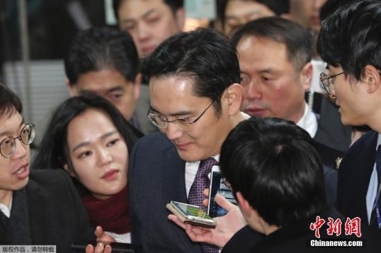 2017年1月18日,韩国首尔,三星电子副会长李在镕就独检组批捕申请事件接受法院审讯后回家,遭到记者围堵。