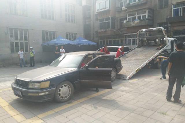 瓦房店市公安局交警大队开展清理“僵尸车”专项行动。