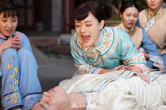 《那年花开月正圆》吴聘下线,孙俪“哭棺”,一直以来妇唱夫随的“月圆夫妇”就此永别,场面催人泪奔。