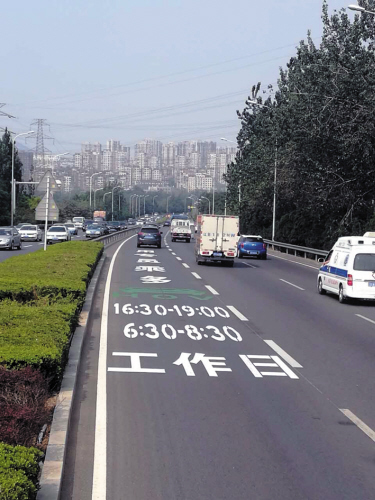 东北快速路的HOV车道。