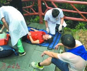医护人员在半山处对伤者进行救治。