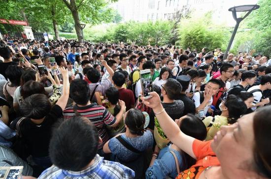 资料图片:家长在迎接考生走出考场。