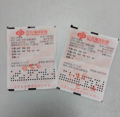 图为两张中奖彩票,左边那张中了一等奖,右边那张中了二等奖。市福彩中心提供