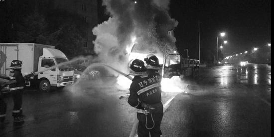大挂车自燃,两个轮胎被烧爆炸。