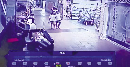 两人离开咖啡店。