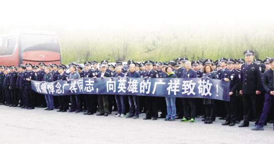市公安局民警和各界群众千余人怀着悲痛的心情赶来殡仪馆,为他们心中的英雄送别!