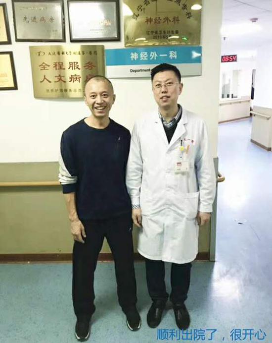 术后10天的于先生,与主刀医生许瑞雪副主任合影。