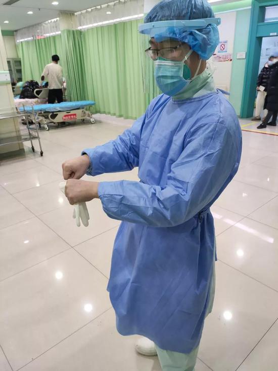 心疼大连男护士的这双手