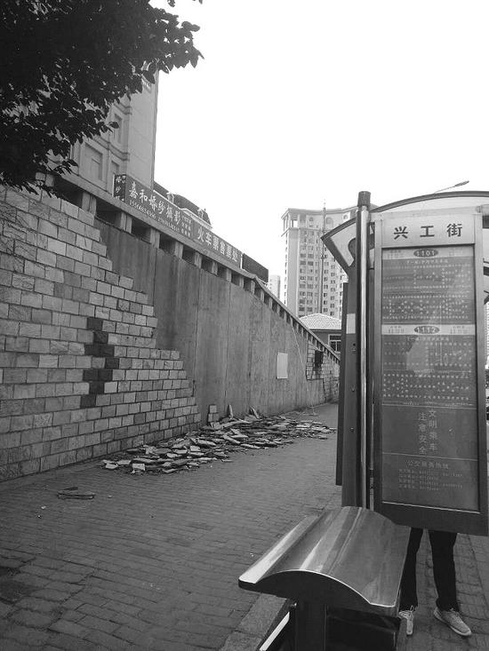 这面挡土墙附近正是兴工街公交枢纽站,过往行人很多。