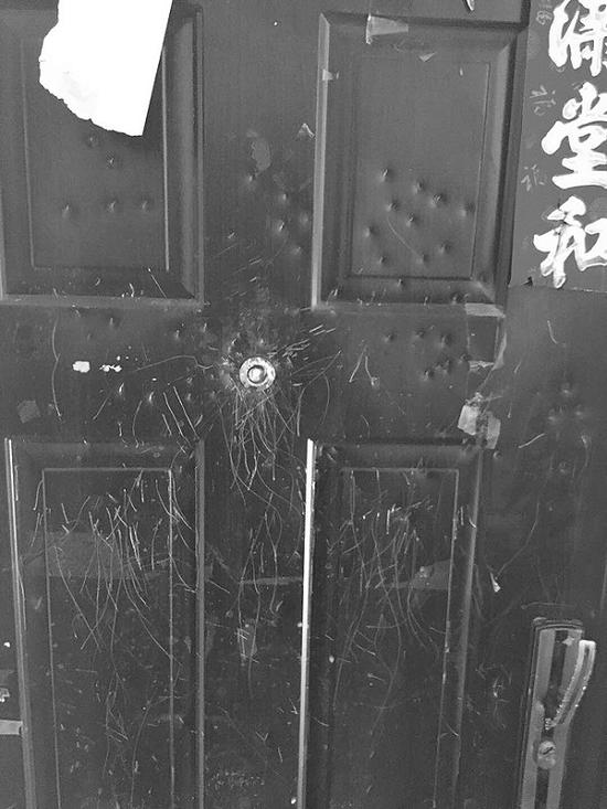 小李家的房門已經被砸得傷痕累累。