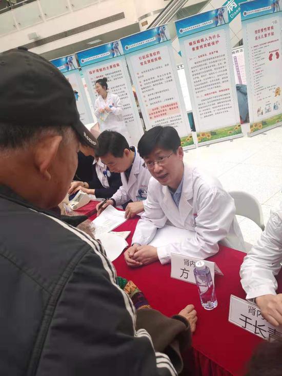 大医一院肾内二科副主任方明为患者答疑