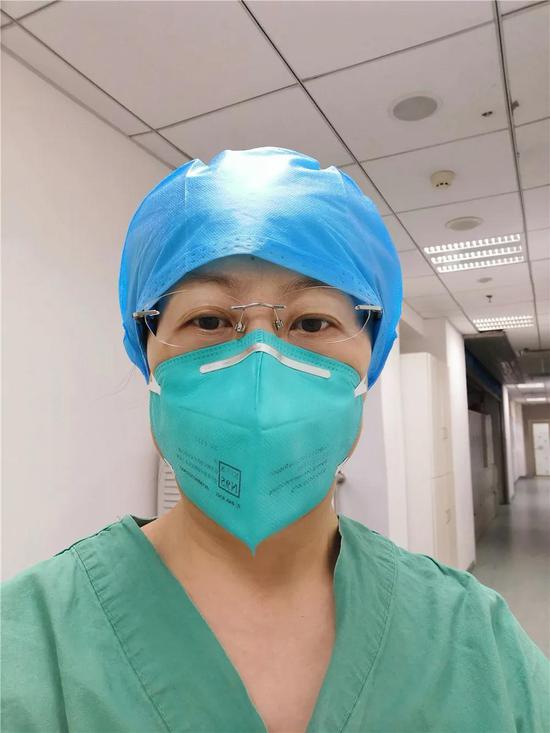 满街的理发店都关门了,晚上有才的戴护士长帮我剪了个齐耳短发,还真不错!