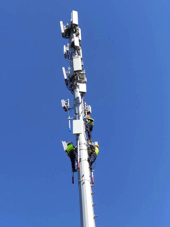 中国铁塔大连分公司正在挂载5G设备