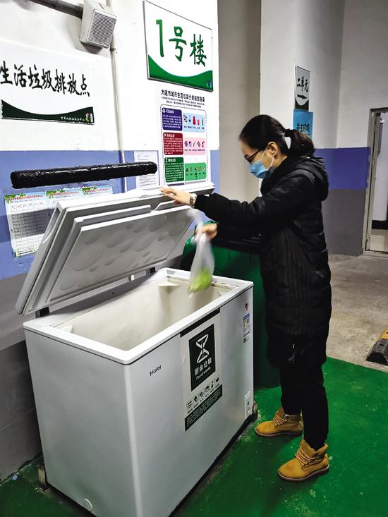 冰柜对厨余垃圾进行冷冻处理,有效解决了异味和撒漏等问题。