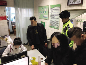 看着孩子被送到医院,交警才放下心来。